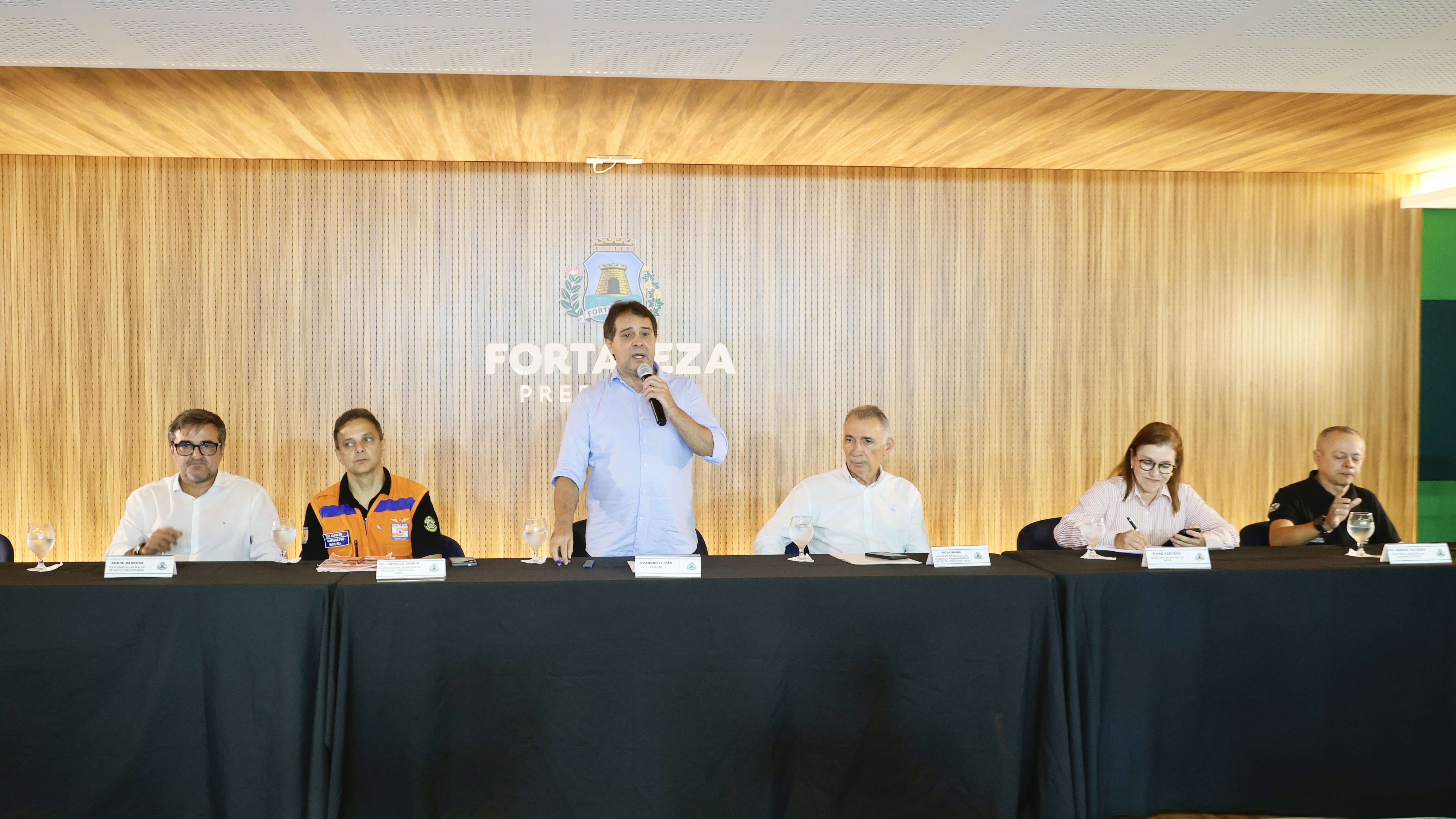 grupo de pessoas posa para a foto